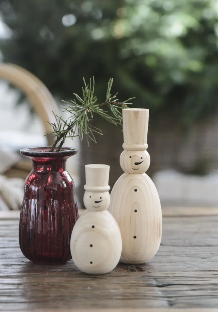 Bonhomme de neige debout en bois