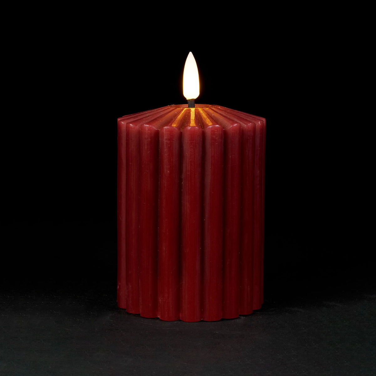 Bougie LED striée bordeaux – D7 × H13 cm